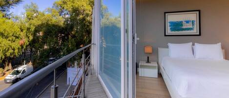 1 chambre, bureau, lit parapluie, accès Internet