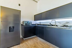 Kühlschrank, Mikrowelle, Ofen, Herdplatte