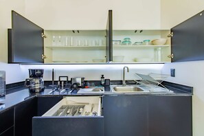 Fridge, microwave, oven, stovetop - Capitalia - Charming Hideaway (Centro)