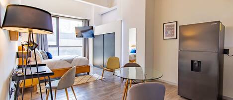 1 soveværelse, pengeskab på værelset, skrivebord, strygejern/strygebræt