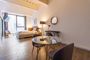 1 habitación, caja de seguridad en la habitación y escritorio 