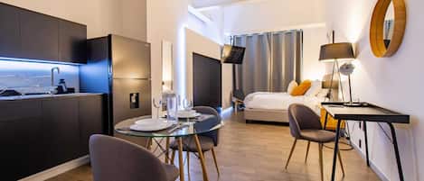 1 habitación, caja de seguridad en la habitación y escritorio