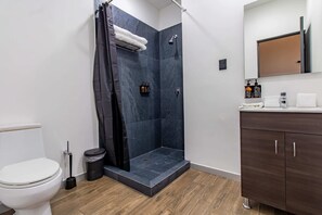 Douche, sèche-cheveux, serviettes fournies, savon