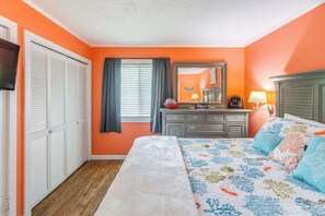 1 bedroom, WiFi, bed sheets - Walk to Beach & Barefoot Landing: Resort Condo! (Myrtle Beach)