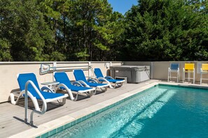 Lämmitetty uima-allas