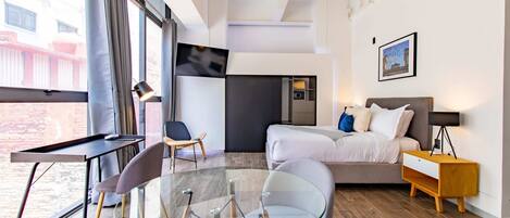 1 habitación, caja de seguridad en la habitación y escritorio