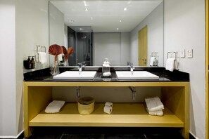 Douche, sèche-cheveux, serviettes fournies, shampoing
