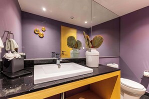 Chuveiro, secador de cabelo, toalhas de banho, sabonete