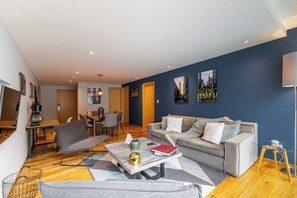 TV, livros, aparelho de som, escritórios