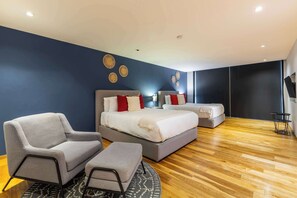 1 quarto, cofres nos quartos, escrivaninha