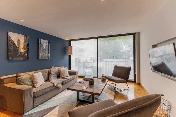 TV, livros, aparelho de som, escritórios