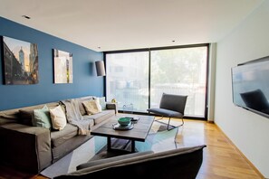 Télévision, livres, chaîne hi-fi, espaces bureaux