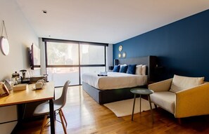 2 bedrooms, in-room safe, desk, iron/ironing board