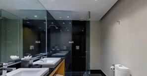 Shower, hair dryer, towels, shampoo - Capitalia | Living in the Heart of Lincoln Park (Ciudad de México)