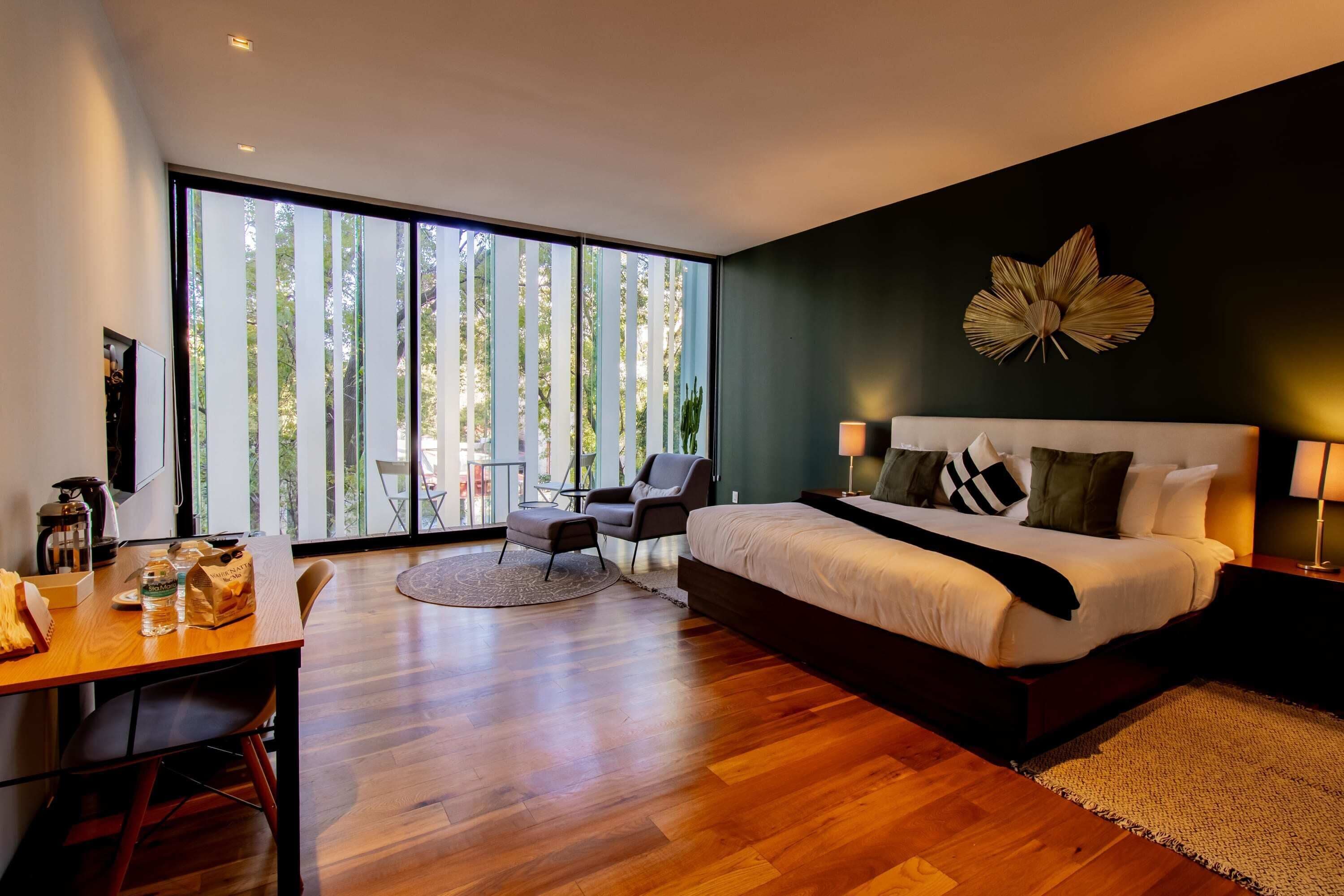 1 slaapkamer, een kluis op de kamer, een bureau