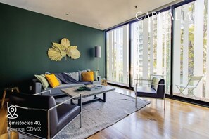 TV, livros, aparelho de som, escritórios
