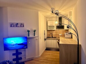 Réfrigérateur, four à micro-ondes, surface de cuisson, lave-vaisselle