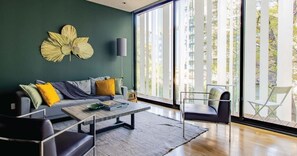 TV, livros, aparelho de som, escritórios