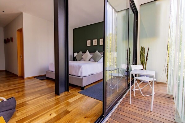 1 habitación, caja de seguridad en la habitación y escritorio