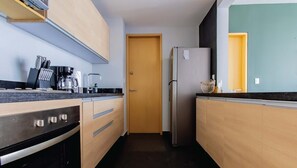Refrigerador, microondas, horno y parrilla de estufa
