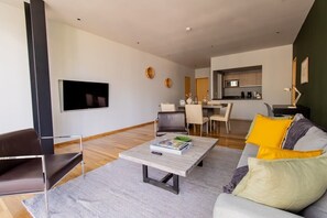 Televisión, libros, estéreo y oficina