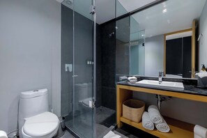 Shower, hair dryer, towels, shampoo - Capitalia | 2BR with Balcony + 24/7 Security (Ciudad de México)