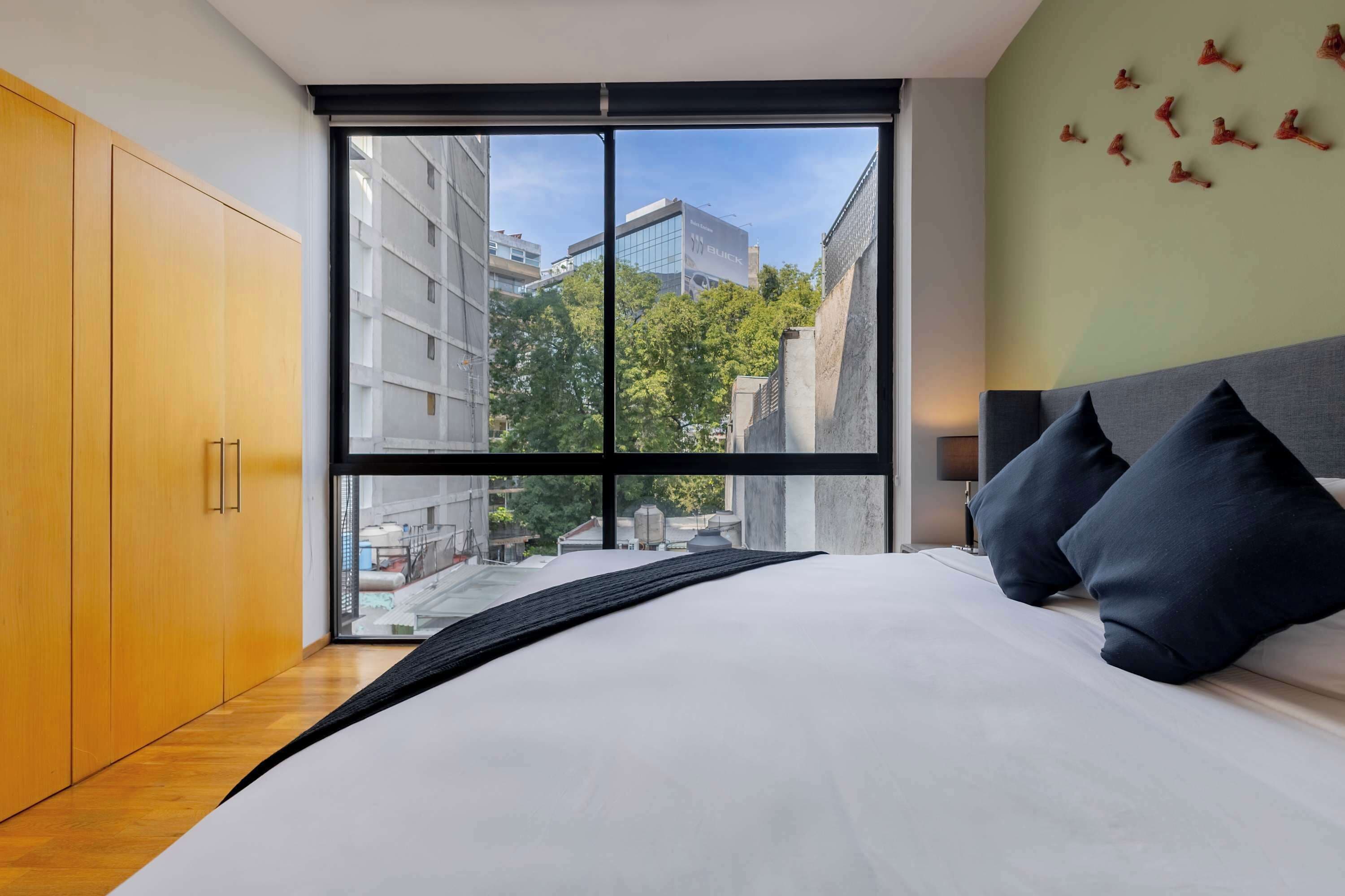 2 slaapkamers, een kluis op de kamer, een bureau