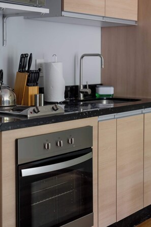 Fridge, microwave, oven, stovetop - Capitalia | 2BR with Balcony + 24/7 Security (Ciudad de México)