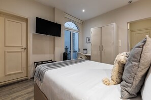 1 dormitorio, caja fuerte, escritorio y tabla de planchar con plancha