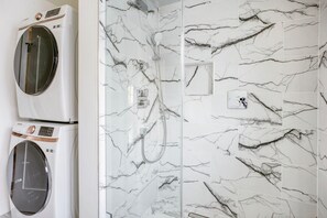 Hair dryer, towels - Classic Menlo Park 2BR w/ A/C & W/D, close to Tech HQs, by Blueground (Menlo Park)