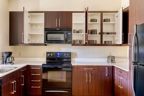 Jääkaappi, mikroaaltouuni, uuni, astianpesukone