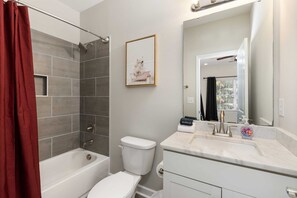 Shower, hair dryer, towels - 10 Min From Downtown & Airport! Fenced-In Yard (Charlotte)