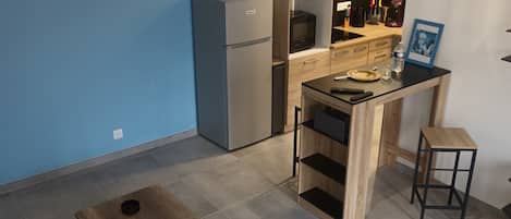 Refrigerador, microondas, parrilla de estufa y utensilios de cocina