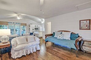 TV, books - Private Pool Home, Walk to Beach, Sleeps 8 (Tybee Island)
