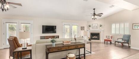 テレビ、テーブルサッカー台