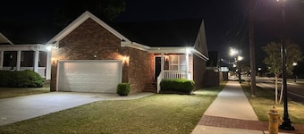 Convenient 4B/3b home & 2 car garage