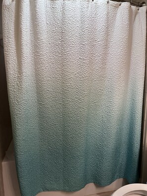Secador de cabelo, toalhas de banho, sabonete, shampoo
