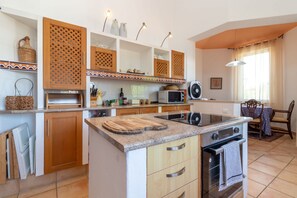 Fridge, microwave, oven, dishwasher - Casa Esperança - Private heated pool, 5 minute drive from beaches & town (Lagoa)