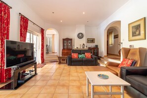 TV, fireplace - Casa Esperança - Private heated pool, 5 minute drive from beaches & town (Lagoa)