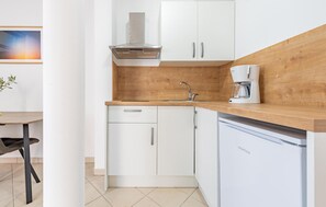 Fridge, oven, coffee/tea maker, cookware/dishes/utensils