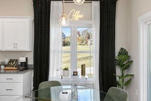 Dining - 10 Mins to Downtown • Deck w/ Fire Pit • Modern Haven | Bradford by AvantStay (Asheville)