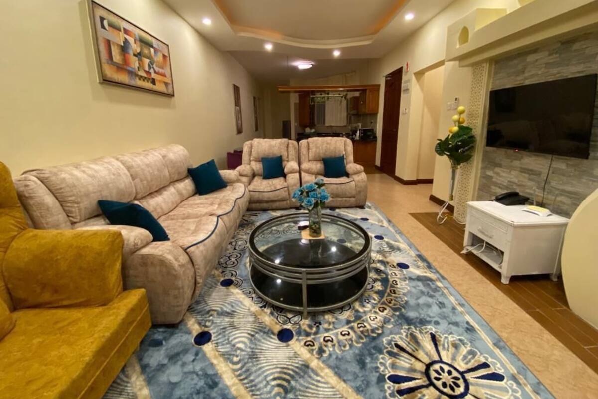 Deluxe Apartment | Ruang tamu | 24 inci sebuah televisyen pintar dengan digital 