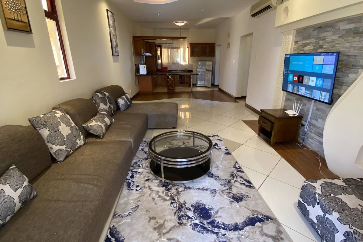 Panoramic Apartment | Ruang tamu | 24 inci sebuah televisyen pintar dengan digital 