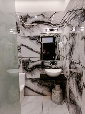 Tremannsrom – deluxe | Bad | Dusj, dusjhode med hydromassaje, toalettartikler (inkludert) og håndklær