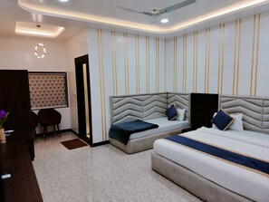 Egyptian cotton sheets, premium bedding, free WiFi, bed sheets - HOTEL OM (Betul)