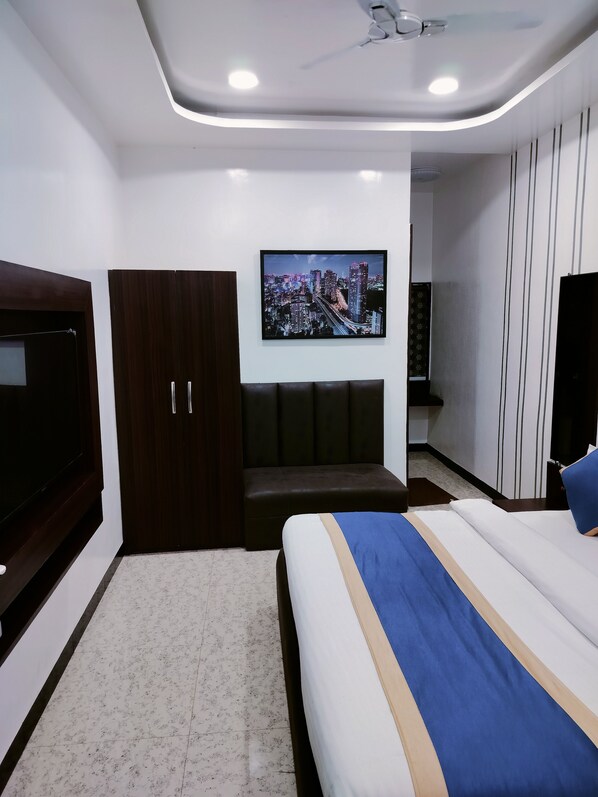 Deluxe Room | Egyptian cotton sheets, premium bedding, free WiFi, bed sheets - HOTEL OM (Betul)