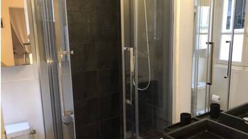 Douche, sèche-cheveux, serviettes fournies, savon