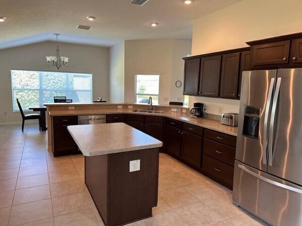 Private kitchen - Luxury 2 bed/2 bath designer home near Brownwood 2 person gas cart (The Villages)