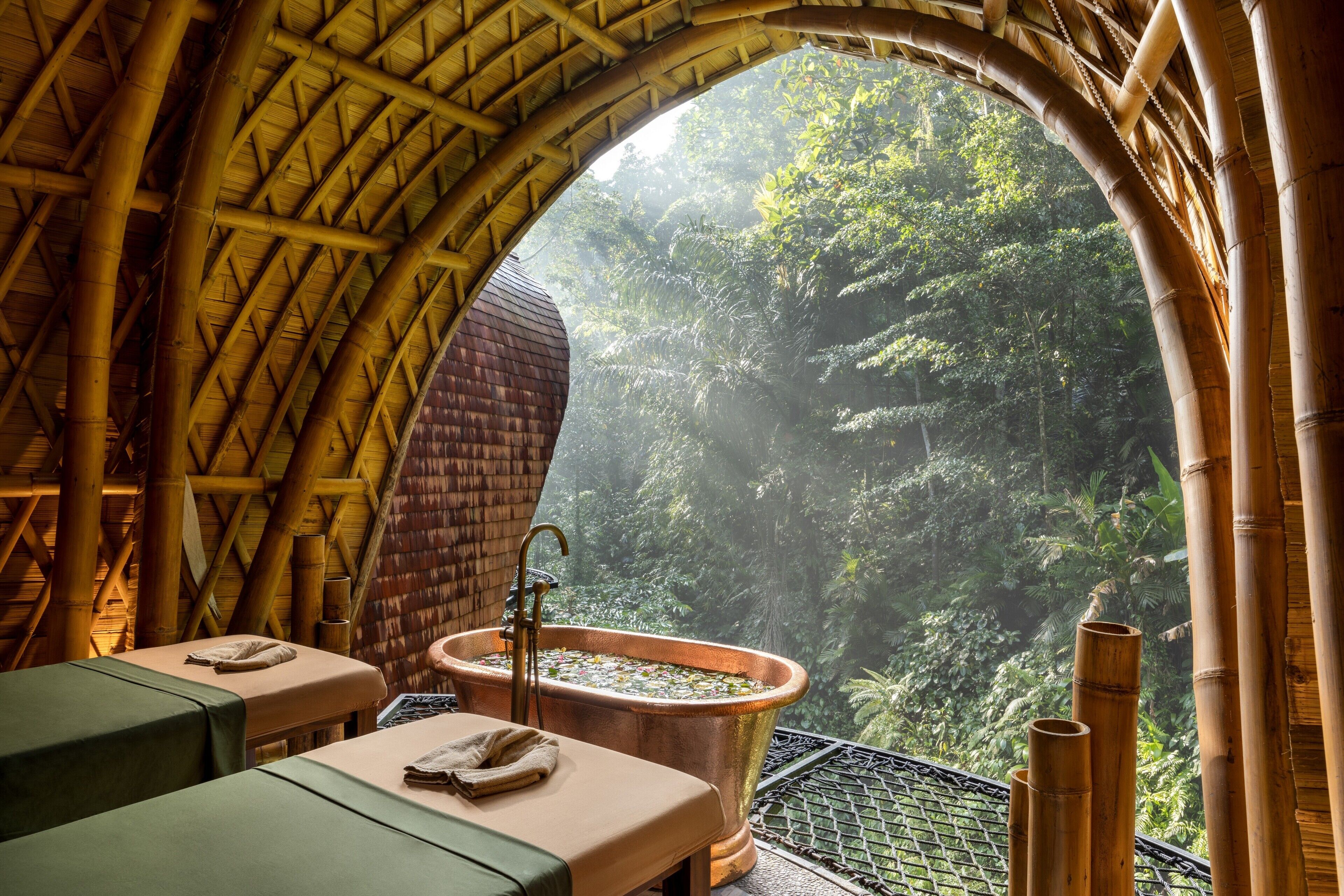 Couples treatment rooms, hot tub, body treatments, aromatherapy