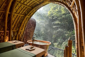 Couples treatment room(s), hot tub, body treatments, aromatherapy